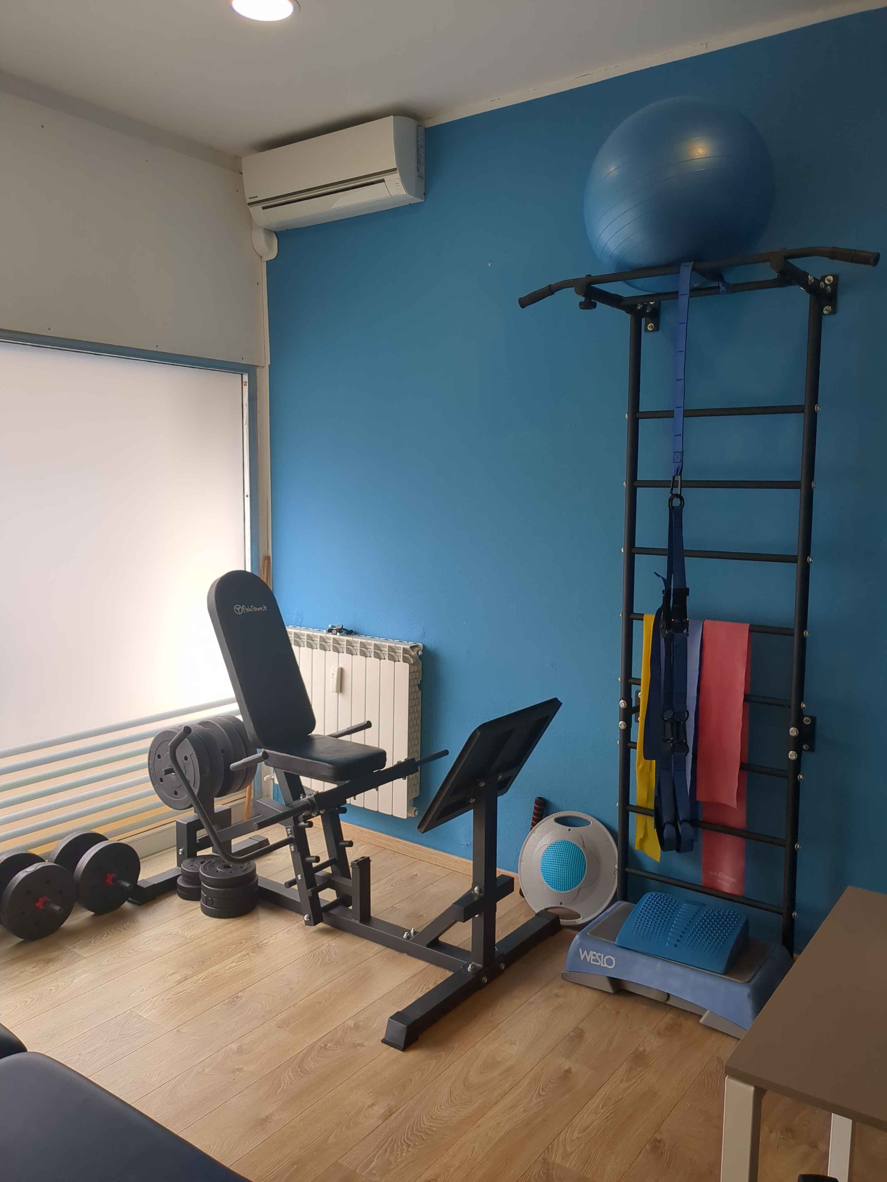 Area riabilitativa con attrezzatura per esercizio terapeutico