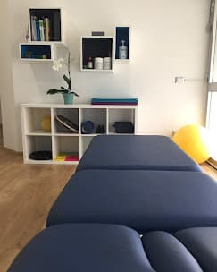 Sala di trattamento con lettino blu